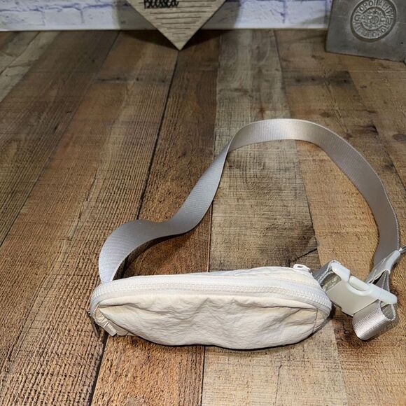 Lululemon Everywhere Belt Bag 1L
White Opal - Picture 5 of 16